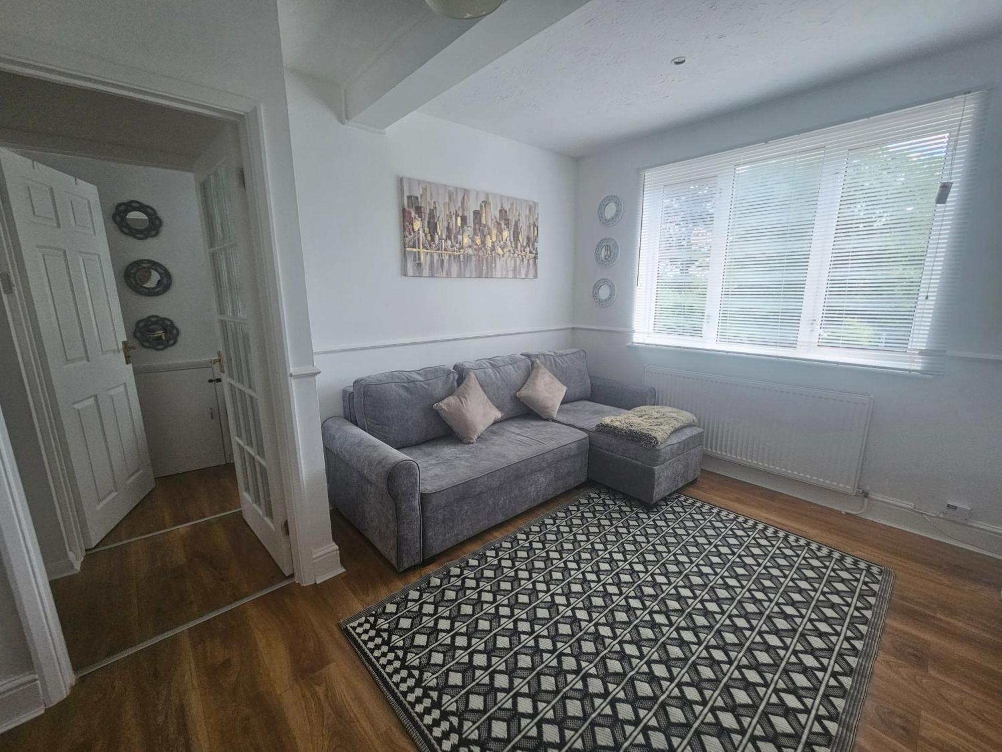 St Albans City Stays - Near Luton Airport - St Albans Abbey & City Train Station - Close To London- Harry Potter World - The Odyssey Cinema - Abbey Cathedral- Contractors I Business I Leisure- Sleeps Upto 6 People Luaran gambar
