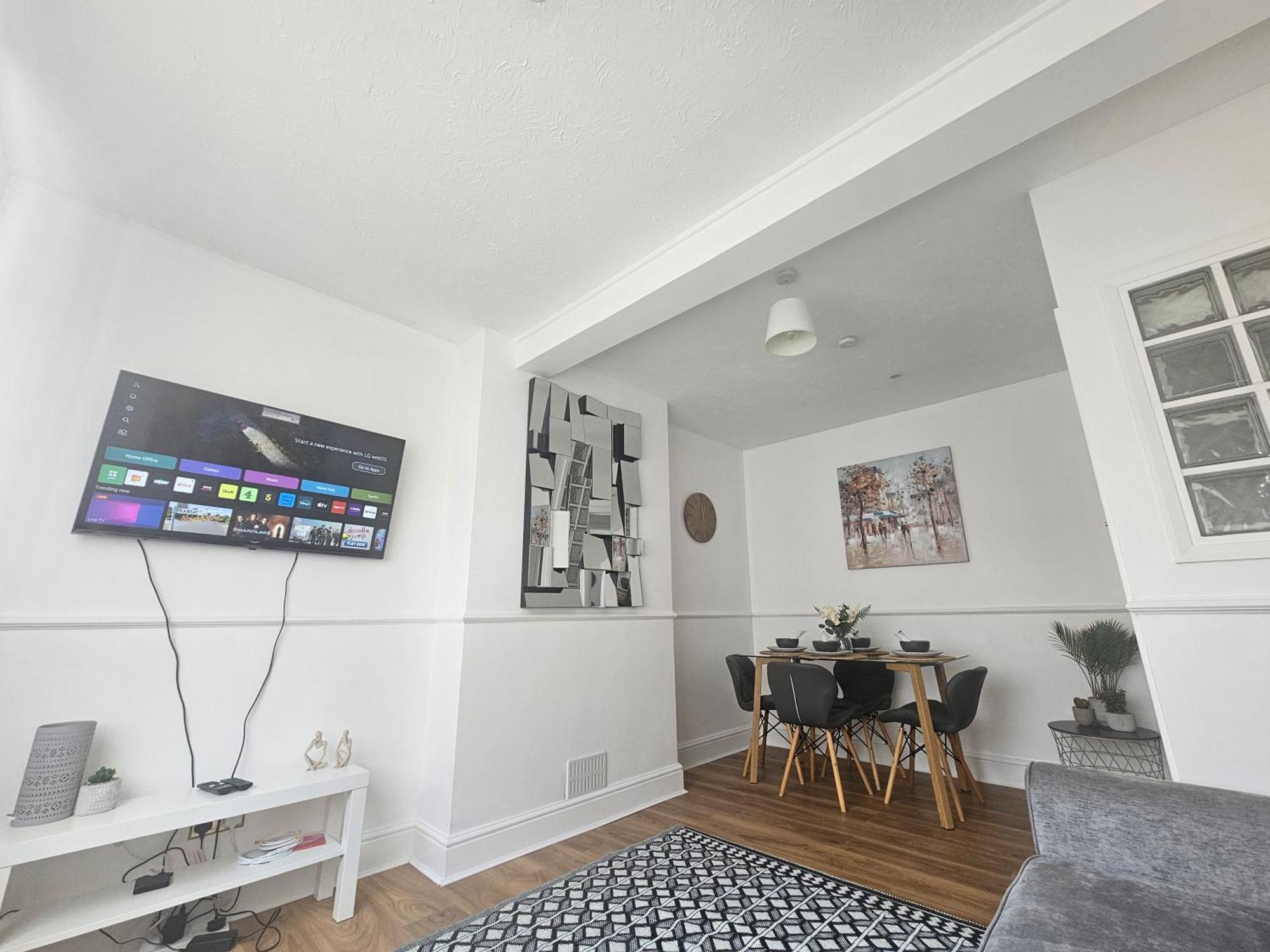 St Albans City Stays - Near Luton Airport - St Albans Abbey & City Train Station - Close To London- Harry Potter World - The Odyssey Cinema - Abbey Cathedral- Contractors I Business I Leisure- Sleeps Upto 6 People Luaran gambar