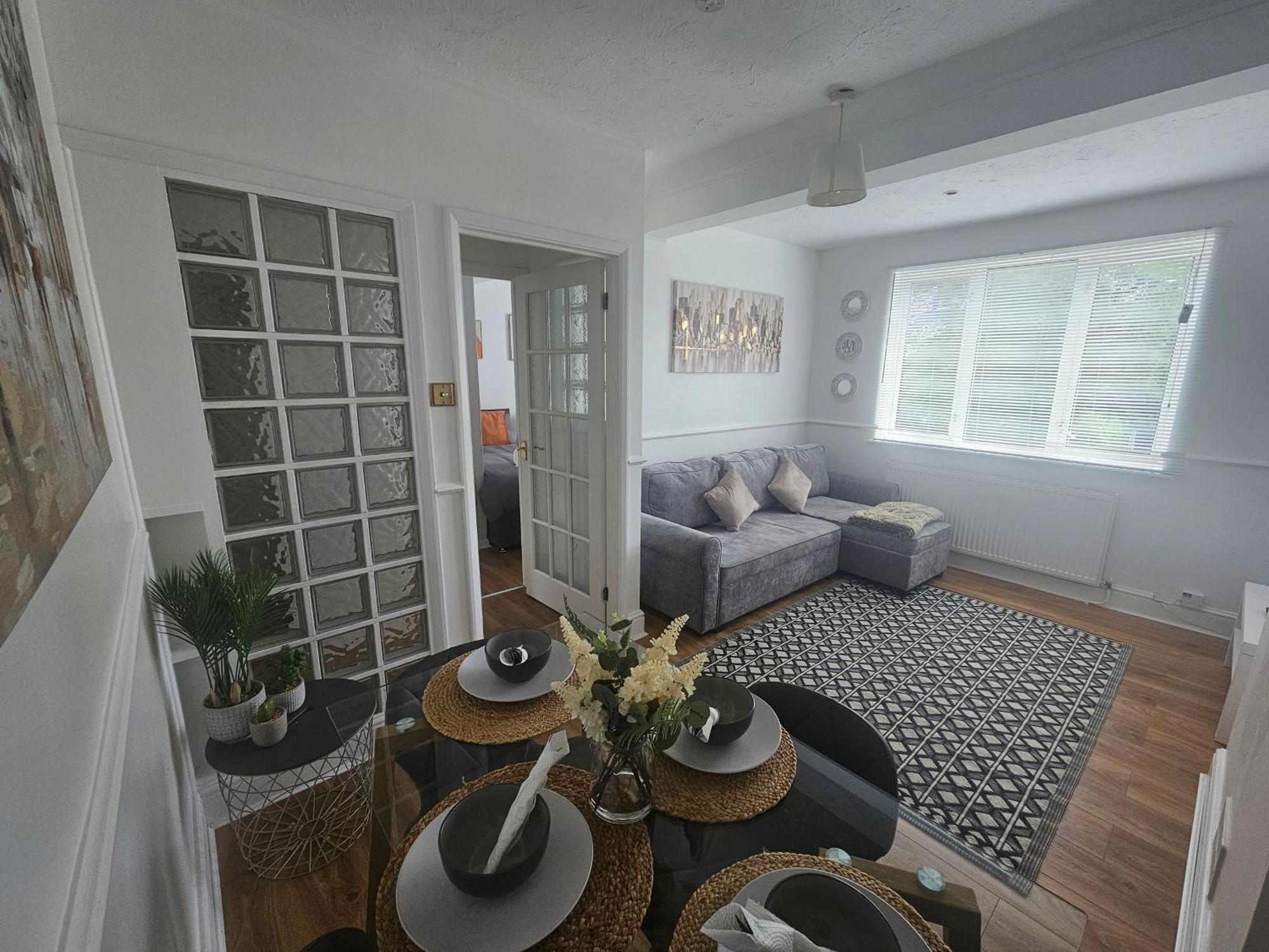 St Albans City Stays - Near Luton Airport - St Albans Abbey & City Train Station - Close To London- Harry Potter World - The Odyssey Cinema - Abbey Cathedral- Contractors I Business I Leisure- Sleeps Upto 6 People Luaran gambar