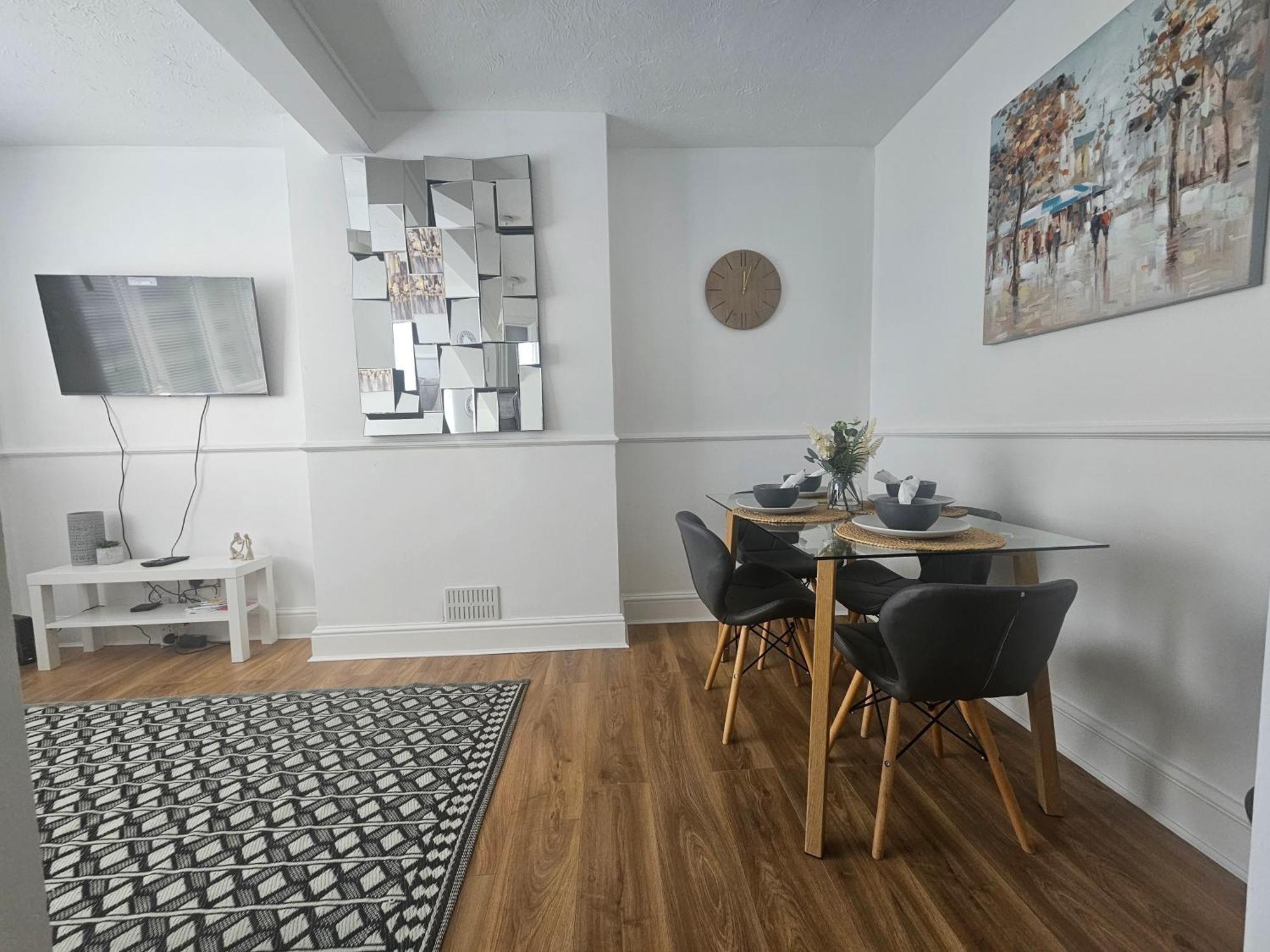 St Albans City Stays - Near Luton Airport - St Albans Abbey & City Train Station - Close To London- Harry Potter World - The Odyssey Cinema - Abbey Cathedral- Contractors I Business I Leisure- Sleeps Upto 6 People Luaran gambar