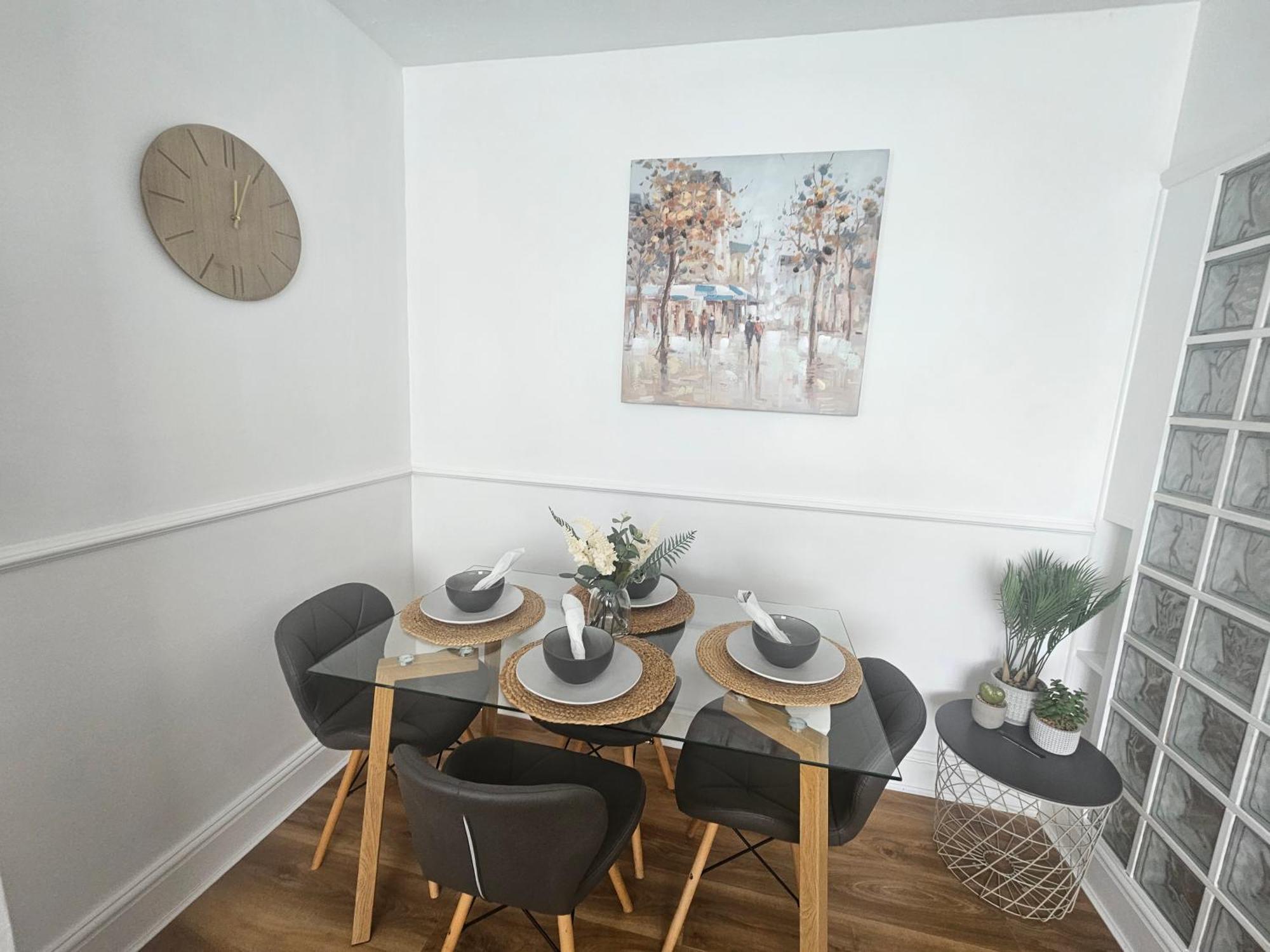 St Albans City Stays - Near Luton Airport - St Albans Abbey & City Train Station - Close To London- Harry Potter World - The Odyssey Cinema - Abbey Cathedral- Contractors I Business I Leisure- Sleeps Upto 6 People Luaran gambar