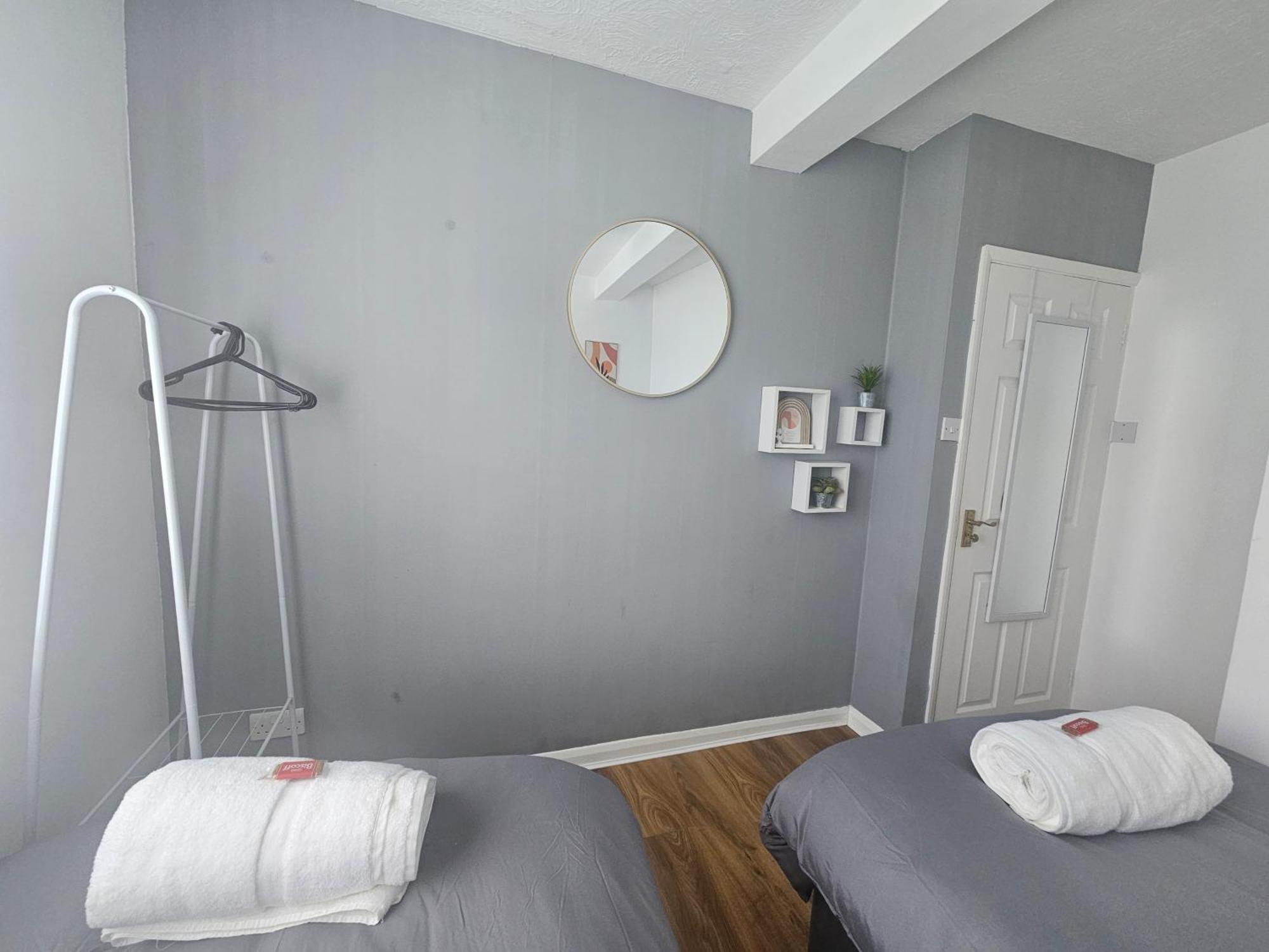St Albans City Stays - Near Luton Airport - St Albans Abbey & City Train Station - Close To London- Harry Potter World - The Odyssey Cinema - Abbey Cathedral- Contractors I Business I Leisure- Sleeps Upto 6 People Luaran gambar