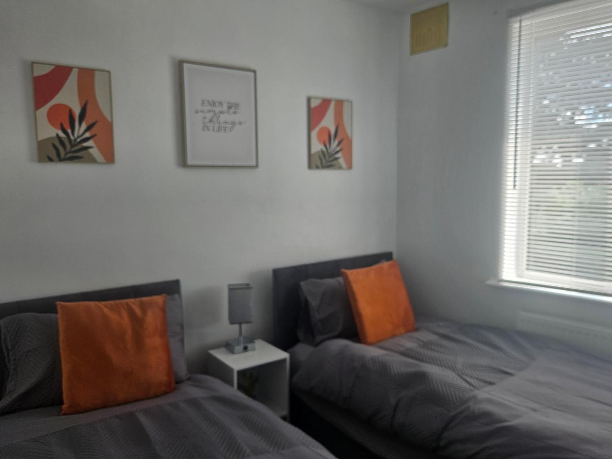St Albans City Stays - Near Luton Airport - St Albans Abbey & City Train Station - Close To London- Harry Potter World - The Odyssey Cinema - Abbey Cathedral- Contractors I Business I Leisure- Sleeps Upto 6 People Luaran gambar