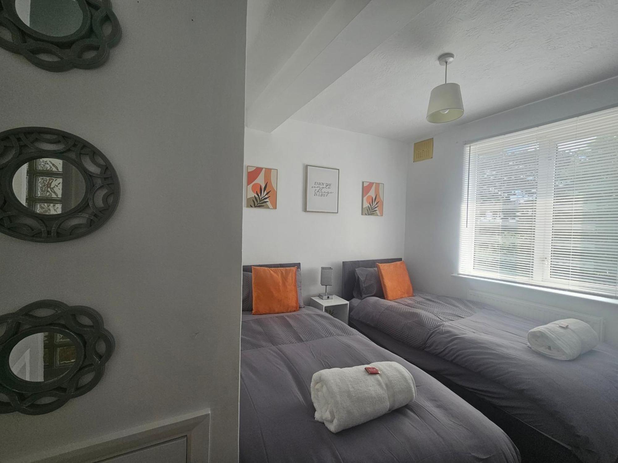 St Albans City Stays - Near Luton Airport - St Albans Abbey & City Train Station - Close To London- Harry Potter World - The Odyssey Cinema - Abbey Cathedral- Contractors I Business I Leisure- Sleeps Upto 6 People Luaran gambar