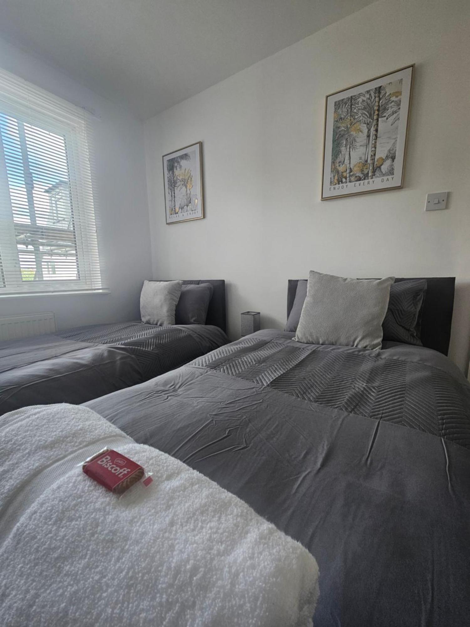 St Albans City Stays - Near Luton Airport - St Albans Abbey & City Train Station - Close To London- Harry Potter World - The Odyssey Cinema - Abbey Cathedral- Contractors I Business I Leisure- Sleeps Upto 6 People Luaran gambar