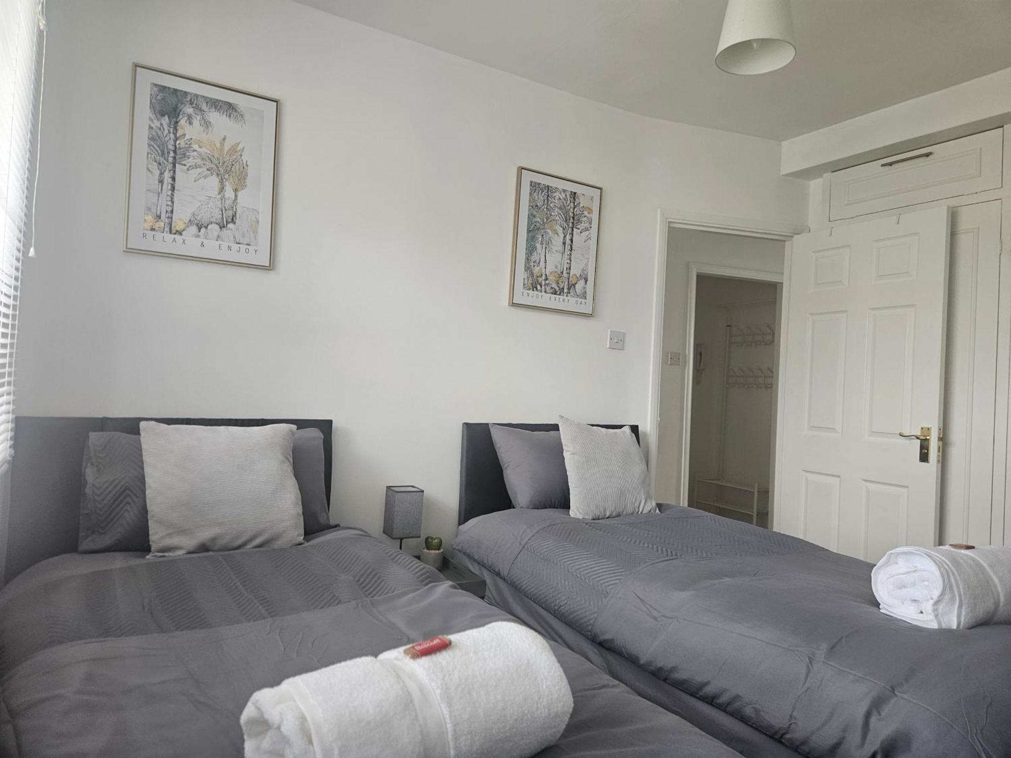 St Albans City Stays - Near Luton Airport - St Albans Abbey & City Train Station - Close To London- Harry Potter World - The Odyssey Cinema - Abbey Cathedral- Contractors I Business I Leisure- Sleeps Upto 6 People Luaran gambar