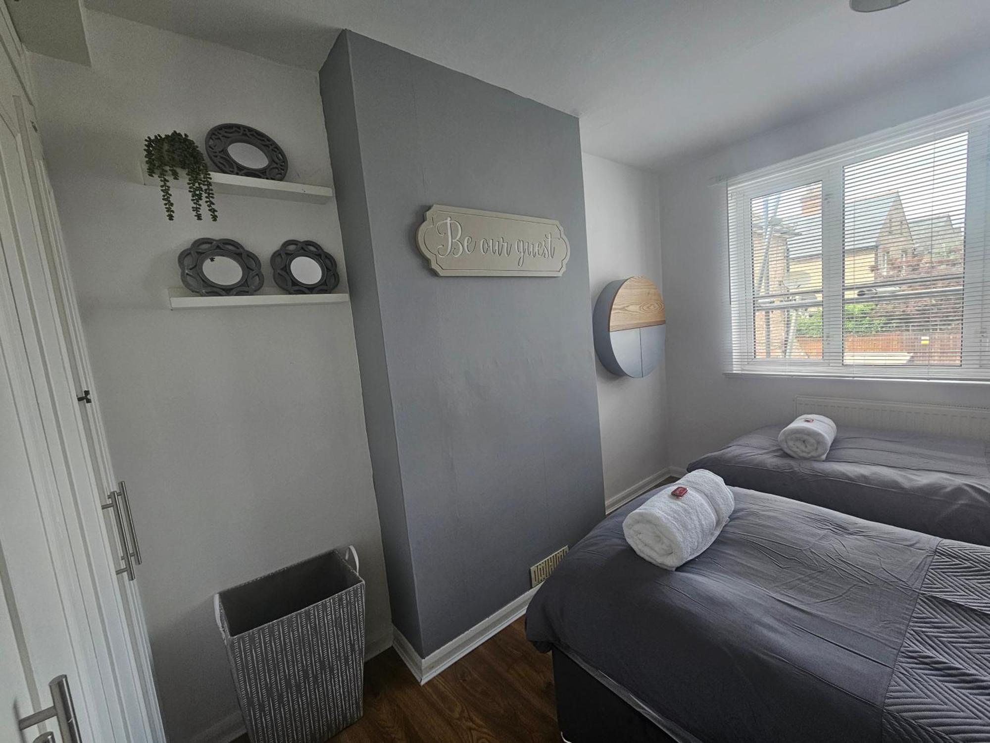St Albans City Stays - Near Luton Airport - St Albans Abbey & City Train Station - Close To London- Harry Potter World - The Odyssey Cinema - Abbey Cathedral- Contractors I Business I Leisure- Sleeps Upto 6 People Luaran gambar