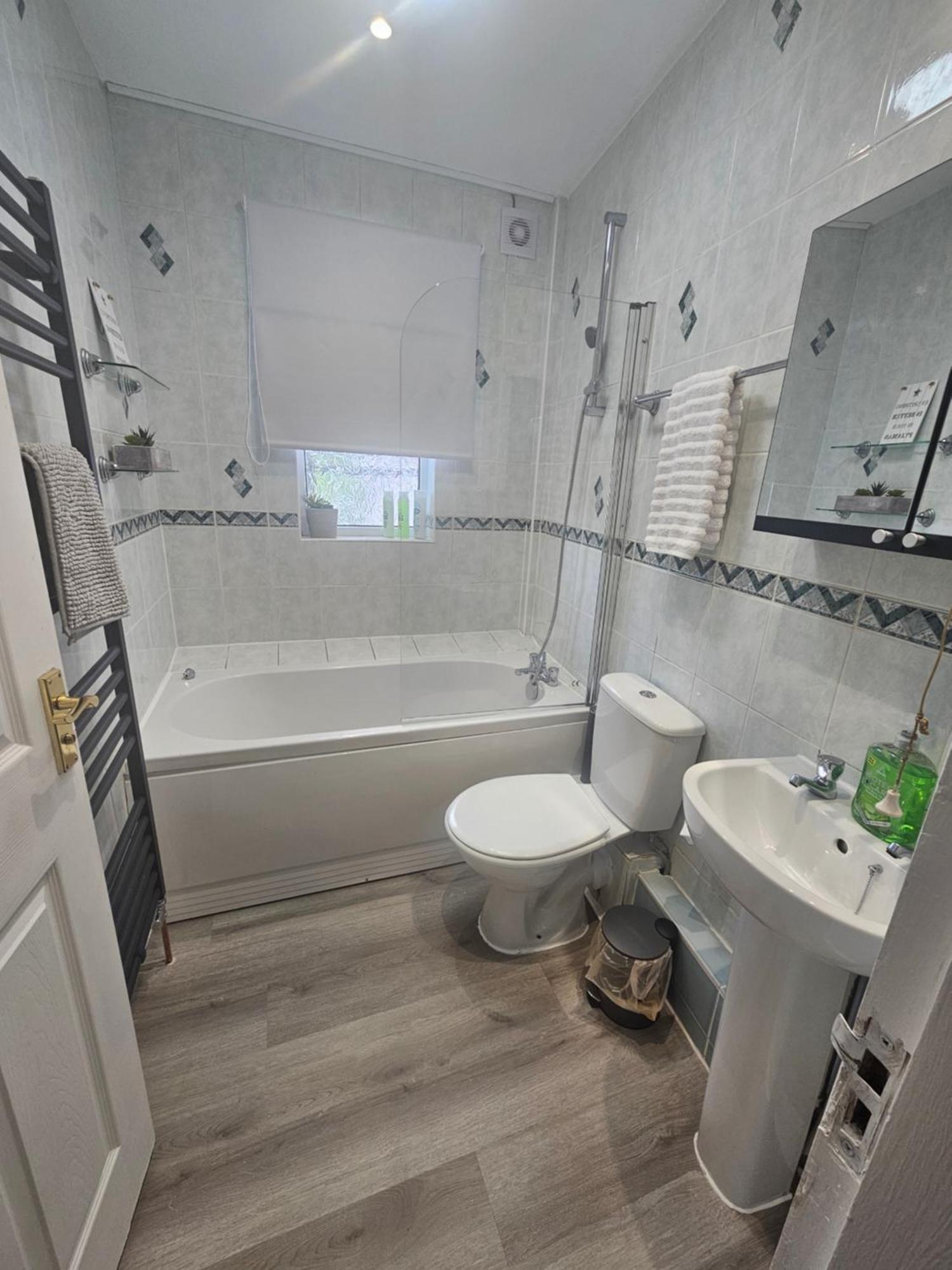 St Albans City Stays - Near Luton Airport - St Albans Abbey & City Train Station - Close To London- Harry Potter World - The Odyssey Cinema - Abbey Cathedral- Contractors I Business I Leisure- Sleeps Upto 6 People Luaran gambar