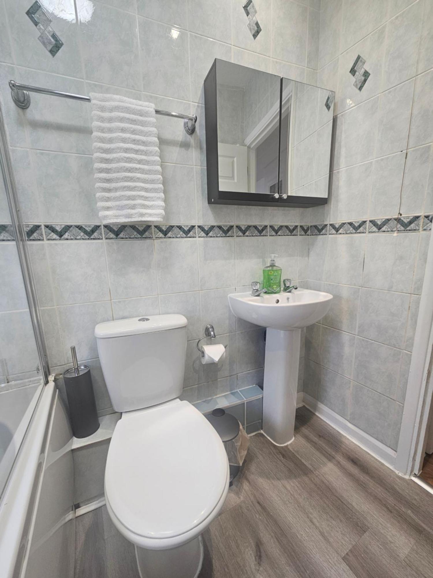St Albans City Stays - Near Luton Airport - St Albans Abbey & City Train Station - Close To London- Harry Potter World - The Odyssey Cinema - Abbey Cathedral- Contractors I Business I Leisure- Sleeps Upto 6 People Luaran gambar